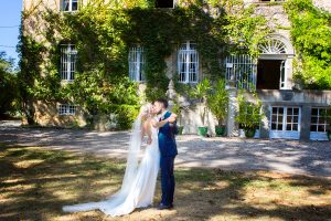 Les mariés devant le chateau La Commanderie / Bride and groom in front of Chateau La Commanderie