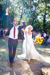 Célébration du mariage dans le parc / Just married, wedding ceremony in the park