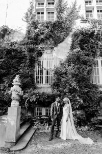 Magnifique couple de mariés devant le chateau / Beautiful bride and groom in front of the castle