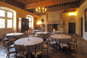 Salle des chevalier préparée pour une dîner / Dinner setup in Knights hall