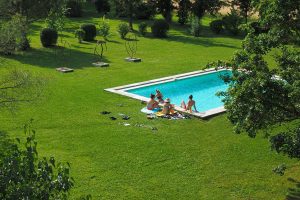 Se relaxer au bord de la piscine / Relax and have a swim