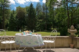 Petit déjeuner sur la terrasse du château avec vue sur le domaine / Breakfast setup on the terrace with view on the private park