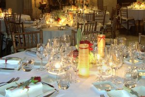 Salle des chevalier préparée pour une dîner / Dinner setup in Knights hall