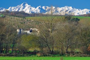 Vue sur les Pyrénées et le chateau de la commanderie / View of the Pyrenees and the Commanderie Castle