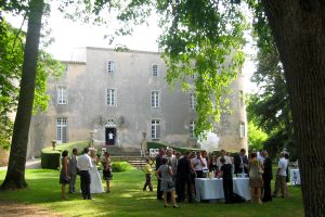 Réception de mariage dans le domaine du château / Wedding reception in the castle grounds