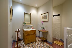 Pink bedroom bathroom / salle de bain de la chambre rose