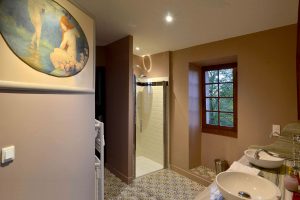 Blue bedroom bathroom / salle de bain de la chambre bleue