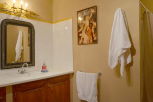Salle de bain de la chambre Chardin / Chardin bedroom bathroom