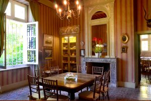 salle à manger à l'étage / Upstairs dining room