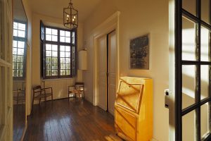 Entrée de la chambre parisienne / Parisian bedroom entrance