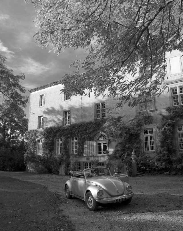 The VW Beetle @chateaulacommanderie - Photographer @paulpalau#vwbeetlelovers #frenchchateau #southoffrance #chateaulife #plaigne #vacationrentals #holidayspirit